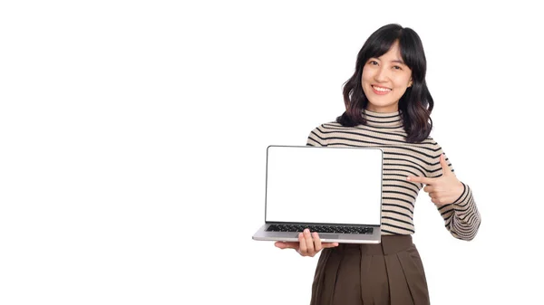 Joven Mujer Asiática Tela Suéter Apuntando Hacia Ordenador Portátil Mirando —  Fotos de Stock