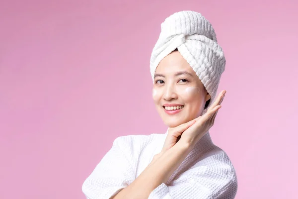 Asijské Mladá Žena Nanášení Obličeje Péče Obličej Krém Kosmetické Hydratační — Stock fotografie