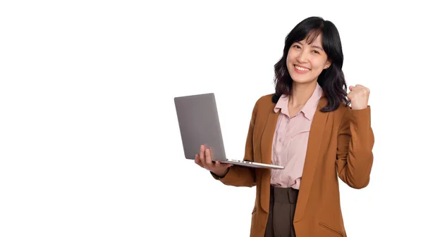 Красивая Молодая Азиатка Офисной Одежде Держит Ноутбук Компьютер Смотрит Камеру — стоковое фото