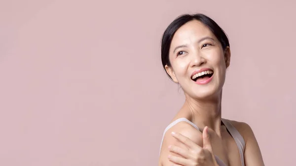 Młoda Piękna Azjatycka Kobieta Szczęśliwy Uśmiech Czystej Skóry Twarzy Brązowy — Zdjęcie stockowe