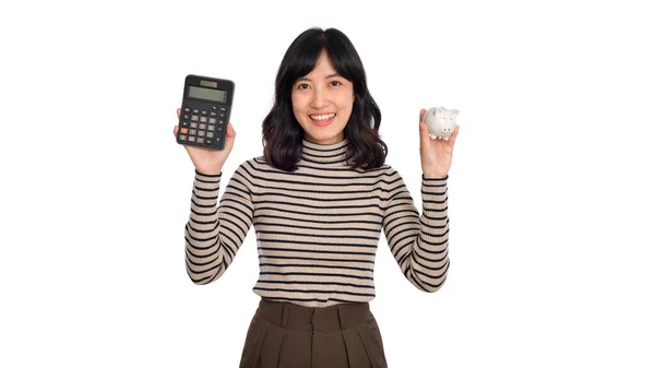 Retrato Jovem Mulher Asiática Segurando Branco Porquinho Banco Calculadora Isolado — Fotografia de Stock