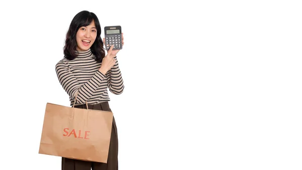 Junge Asiatin Lässiger Uniform Mit Einkaufstasche Und Taschenrechner Auf Weißem — Stockfoto