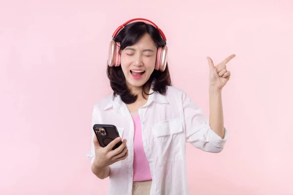 Szczęśliwie Uśmiechnięta Młoda Azjatka Zamknij Oczy Tańcz Zrelaksowany Smartfonem Słuchając — Zdjęcie stockowe