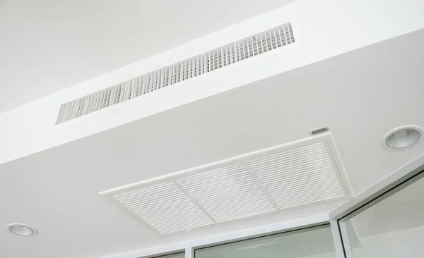 Tavana Monte Edilmiş Kaset Tipi Klima Beyaz Tavanda Modern Lamba — Stok fotoğraf