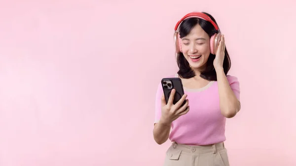 Portret Młoda Wesoła Azjatycka Kobieta Cieszyć Słuchania Audio Przez Smartphone — Zdjęcie stockowe