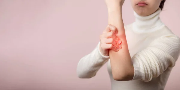 腕の痛みの怪我に苦しむ白いセーターの布を持つアジアの若い女性 損傷の原因は カルパルトンネル症候群 関節炎やトリガー指が含まれています ヘルスケアの概念 — ストック写真