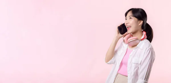 Πορτρέτο Ελκυστική Νεαρή Ασιατική Γυναίκα Χαρούμενο Χαμόγελο Χρησιμοποιώντας Smartphone Ακουστικό — Φωτογραφία Αρχείου