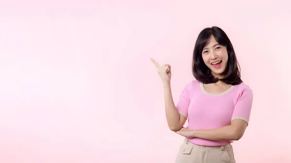 Porträtt Vacker Ung Asiatisk Kvinna Glad Leende Peka Finger Och — Stockfoto