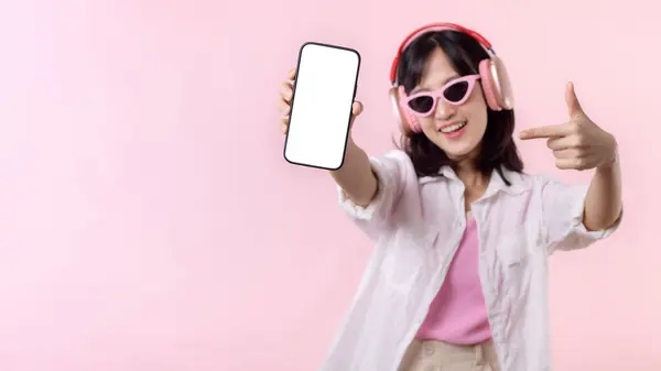 Gelukkig Glimlachen Vrolijke Aziatische Vrouw Met Draadloze Oortelefoons Tonen Blanco — Stockfoto