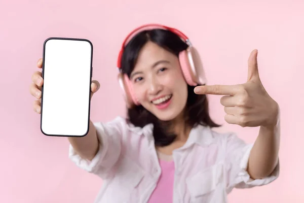 Щаслива Усміхнена Весела Азіатка Бездротовими Навушниками Показують Порожній Екран Мобільного — стокове фото