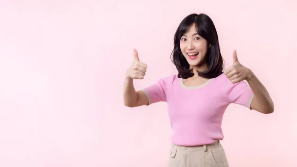 Porträtt Glad Ung Asiatisk Kvinna Glad Leende Visar Tummen Upp — Stockfoto