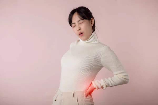 若い女性に戻る痛み 腰の痛み 腰筋損傷の問題があります オフィス症候群の病気 医療の概念 — ストック写真