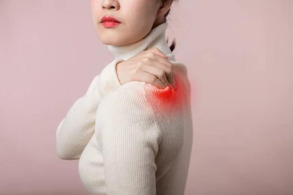 若いアジアの女性は痛みの首に彼女の手を保持し 傷害は肩のストレス問題筋肉を痛みます オフィス症候群 医療の概念 — ストック写真