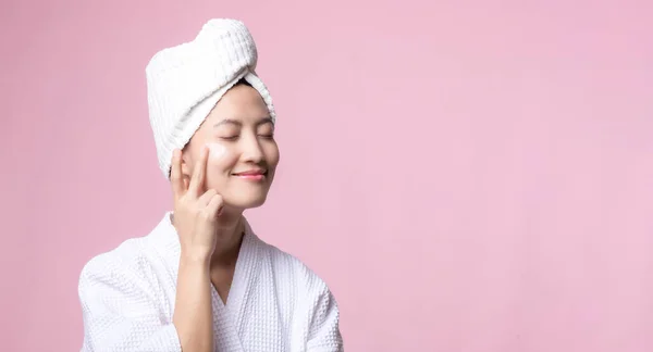 Junge Schöne Asiatische Frau Glücklich Mit Sauberer Gesichtshaut Handtuch Und — Stockfoto