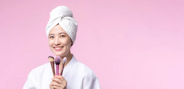 Portrét Mladé Šťastné Asijské Ženy Přírodní Make Tvář Drží Kosmetické — Stock fotografie