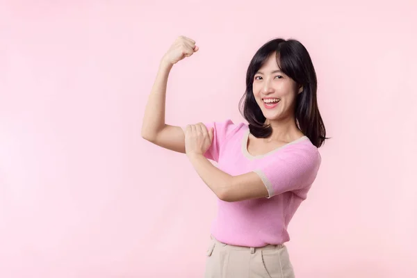 Retrato Jovem Asiático Mulher Confiante Orgulhoso Mostrando Forte Força Muscular — Fotografia de Stock