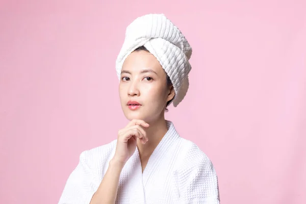 Bela Jovem Asiática Mulher Feliz Com Rosto Limpo Pele Toalha — Fotografia de Stock