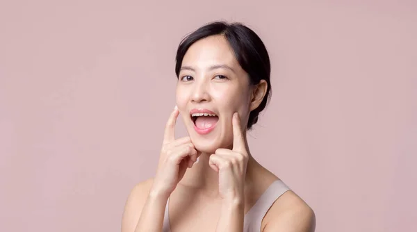 Jovem Bela Mulher Asiática Sorriso Feliz Com Pele Rosto Limpo — Fotografia de Stock