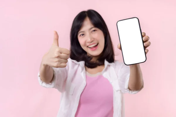 Feliz Sorrindo Asiático Jovem Mulher Recomendando Mostrando Novo Aplicativo Anúncio — Fotografia de Stock