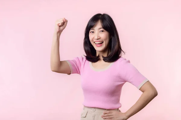 Retrato Jovem Asiático Mulher Confiante Orgulhoso Mostrando Forte Força Muscular — Fotografia de Stock