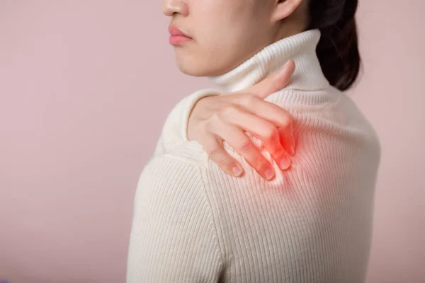 若いアジアの女性は痛みの首に彼女の手を保持し 傷害は肩のストレス問題筋肉を痛みます オフィス症候群 医療の概念 — ストック写真