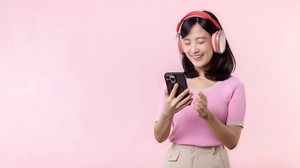 Portré Fiatal Vidám Ázsiai Élvezze Hallgatni Audio Okostelefon Zenei Alkalmazás — Stock Fotó