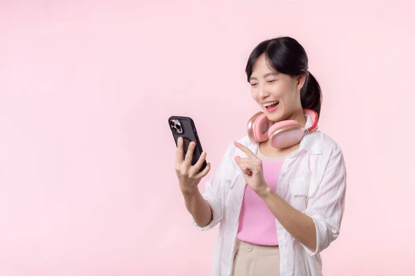 Porträtt Attraktiv Ung Asiatisk Kvinna Glad Leende Med Hjälp Smartphone — Stockfoto