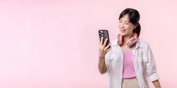 Portret Atrakcyjna Młoda Azjatycka Kobieta Szczęśliwy Uśmiech Pomocą Smartfona Słuchawką — Zdjęcie stockowe