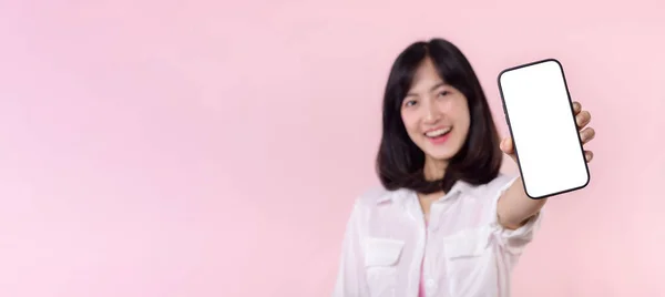 Glücklich Lächelnde Asiatische Junge Frau Die Empfiehlt Neue Applikationen Oder — Stockfoto