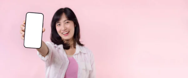 Счастливая Улыбающаяся Азиатская Молодая Женщина Рекомендует Показывать Новое Приложение Мобильную — стоковое фото