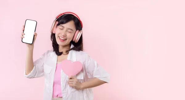 Feliz Sonriente Mujer Asiática Alegre Con Mano Sosteniendo Corazón Auriculares —  Fotos de Stock