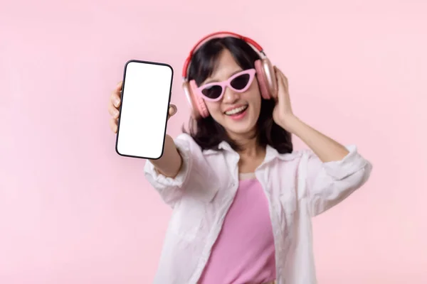 Happy Uśmiechnięta Wesoła Azjatycka Kobieta Bezprzewodowymi Słuchawkami Wyświetlającymi Pusty Ekran — Zdjęcie stockowe