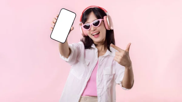 Χαρούμενη Χαμογελαστή Χαρούμενη Ασιάτισσα Γυναίκα Ασύρματα Ακουστικά Που Δείχνει Λευκό — Φωτογραφία Αρχείου