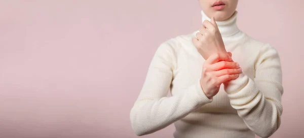手首の痛みの負傷に苦しんで白いセーターの布を持つアジアの若い女性 損傷の原因は カルパルトンネル症候群 関節炎やトリガー指が含まれています ヘルスケアの概念 — ストック写真