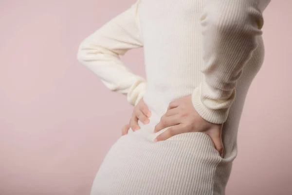 若い女性に戻る痛み 腰の痛み 腰筋損傷の問題があります オフィス症候群の病気 医療の概念 — ストック写真