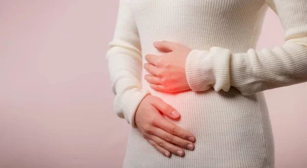 年轻女性有月经 胃痛和疼痛的图片 女性腹部疾病 保健概念 — 图库照片