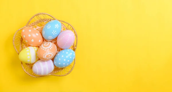 Frohe Osterfeiertage Bunt Pastellfarbene Eier Weidenkorbnestdekoration Auf Gelbem Hintergrund Das — Stockfoto