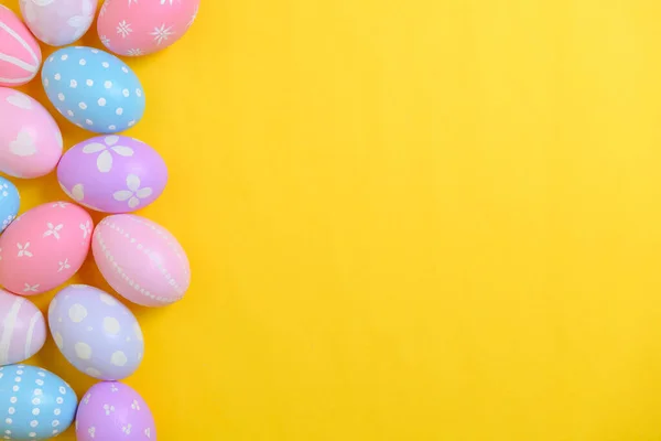 Frohe Osterfeiertage Eine Gruppe Bunt Bemalter Eier Auf Gelbem Hintergrund — Stockfoto
