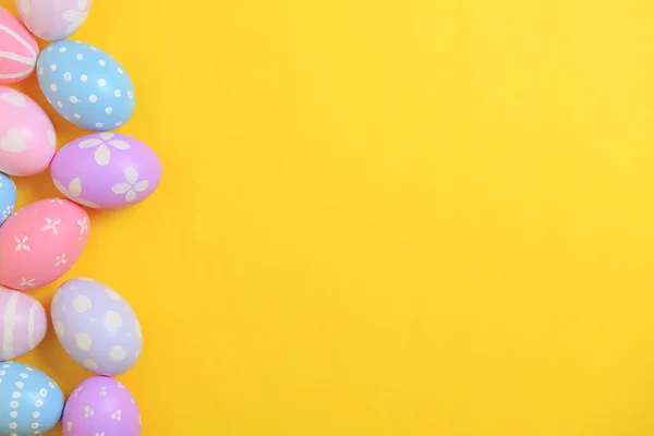 幸せなイースターの休日のお祝いの概念 黄色の背景にカラフルな卵の装飾を描いたグループ 季節の宗教伝統デザイン トップビュー コピースペース フラットレイアウト — ストック写真