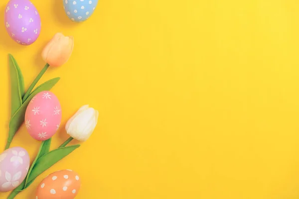 Frohe Osterfeiertage Grußkarte Konzept Bunte Ostereier Und Frühlingsblumen Auf Gelbem — Stockfoto