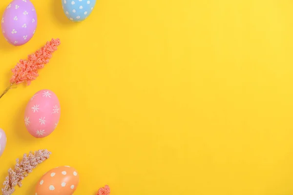 Праздником Пасхи Концепции Поздравительной Открытки Цветные Пасхальные Яйца Весенние Цветы — стоковое фото
