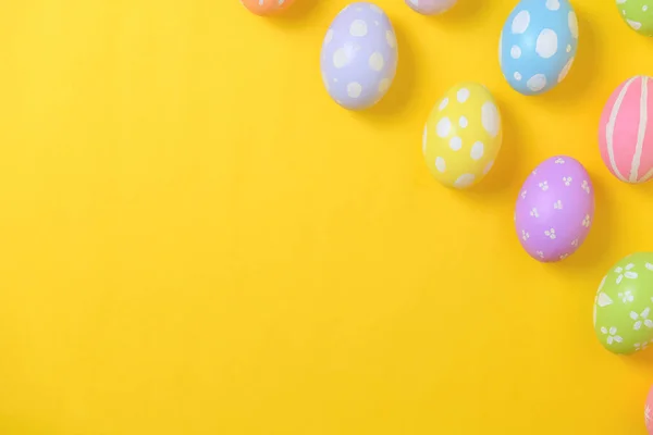 幸せなイースターの休日のお祝いの概念 黄色の背景にカラフルな卵の装飾を描いたグループ 季節の宗教伝統デザイン トップビュー コピースペース フラットレイアウト — ストック写真
