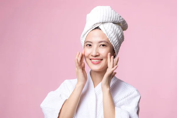 Młoda Piękna Azjatycka Kobieta Zadowolona Czystej Skóry Twarzy Ręczniku Szlafroku — Zdjęcie stockowe