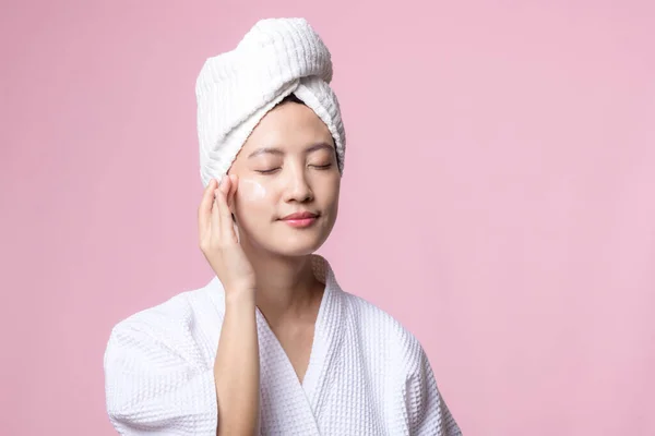 Junge Schöne Asiatische Frau Glücklich Mit Sauberer Gesichtshaut Handtuch Und — Stockfoto