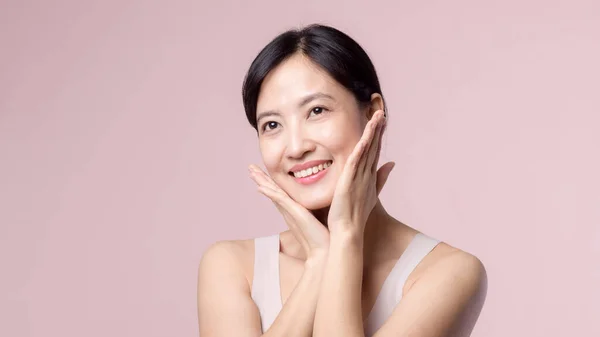 年轻美丽的亚洲女人笑容满面 皮肤洁白 穿着棕色胸罩 身穿粉色背景的水疗服 Skincare Treatment Wellness Therapy Facial Care — 图库照片