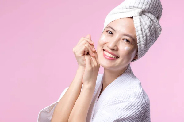 Asiatische Junge Frau Die Gesichtspflege Gesichtscreme Kosmetische Feuchtigkeitscreme Auf Gesunde — Stockfoto