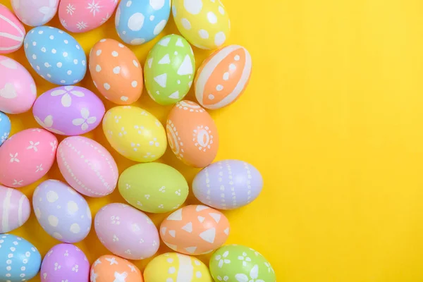 Mutlu Paskalya Bayramı Kutlamaları Sarı Arka Planda Renkli Yumurta Süsleme — Stok fotoğraf