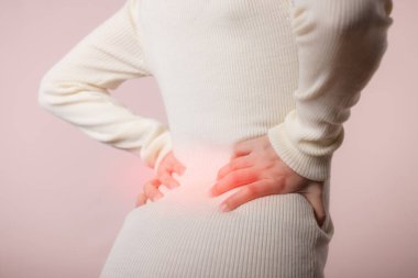 Genç bir kadının sırt ağrısı, bel ağrısı, bel ağrısı var. Ofis sendromu hastalığı. Sağlık hizmetleri kavramı.