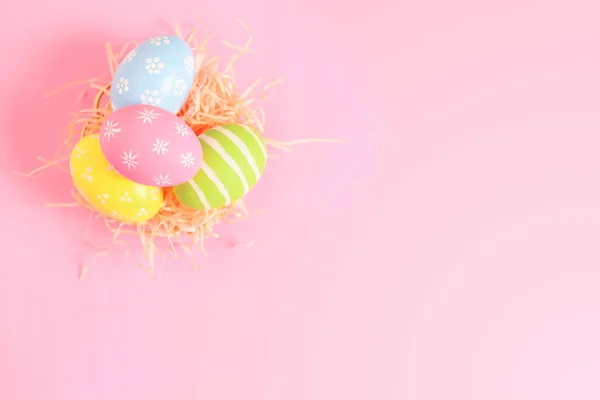 Frohe Osterfeiertage Grußkarte Konzept Bunte Ostereier Pastellrosa Hintergrund Draufsicht Flache — Stockfoto
