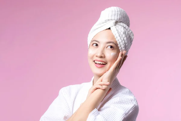 Asijské Mladá Žena Nanášení Obličeje Péče Obličej Krém Kosmetické Hydratační — Stock fotografie